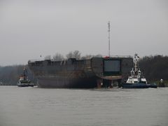 Das Rohschiff E - SHIP 1 im Schleppverband durch den Nord-Ostsee-Kanal.