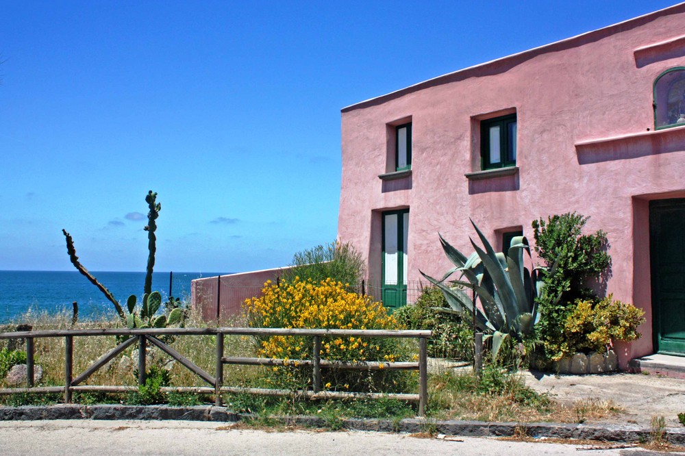 Das rosa Haus am Strand von San Francesco