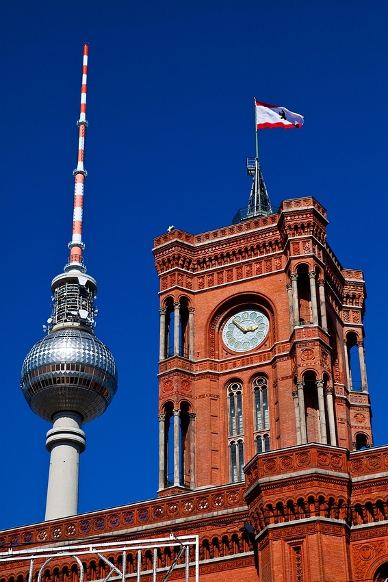 Das rosarote Rathaus und der Fernsehturm Berlin.