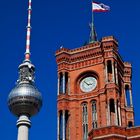 Das rosarote Rathaus und der Fernsehturm Berlin.
