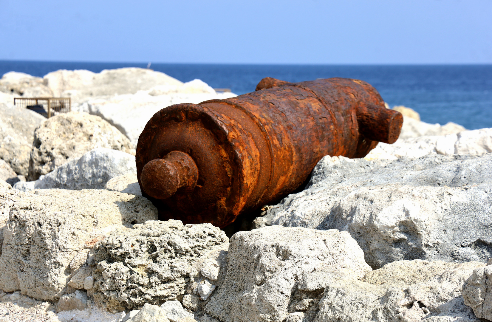 Das rostige Kanonenrohr im  Mandrakis-Hafen