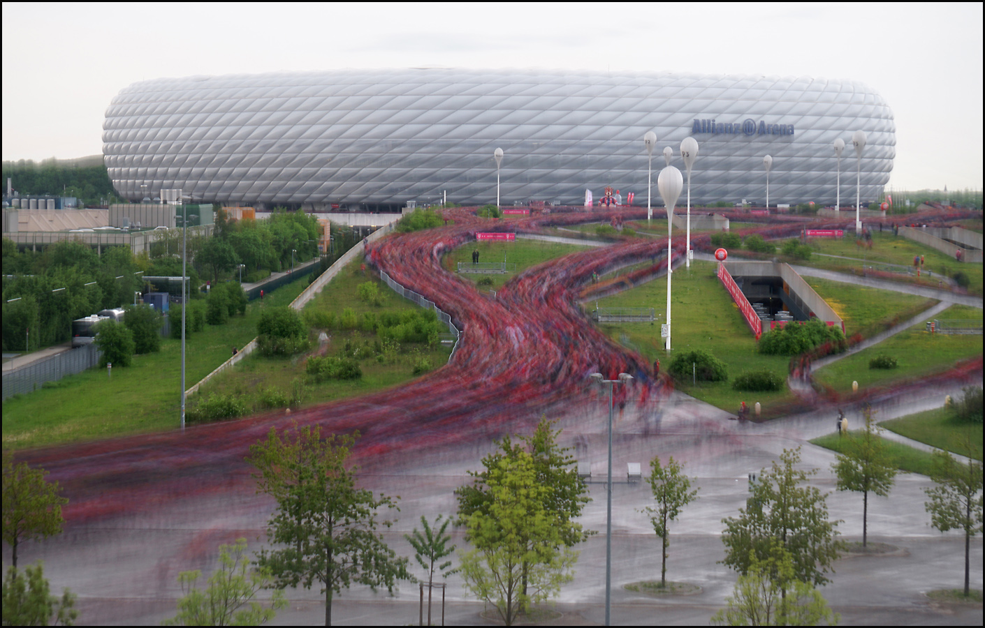 Das Rot ergießt sich ins Grün, Fanstrom nach dem  Spiel