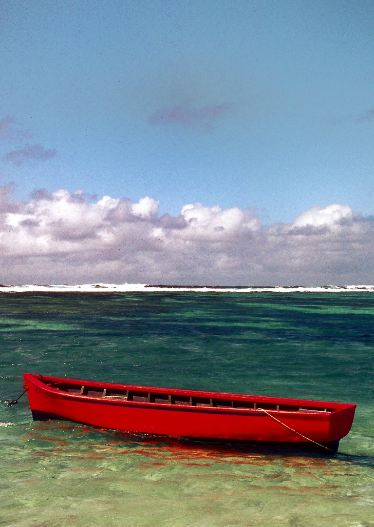 Das rote Boot von Belle Mare