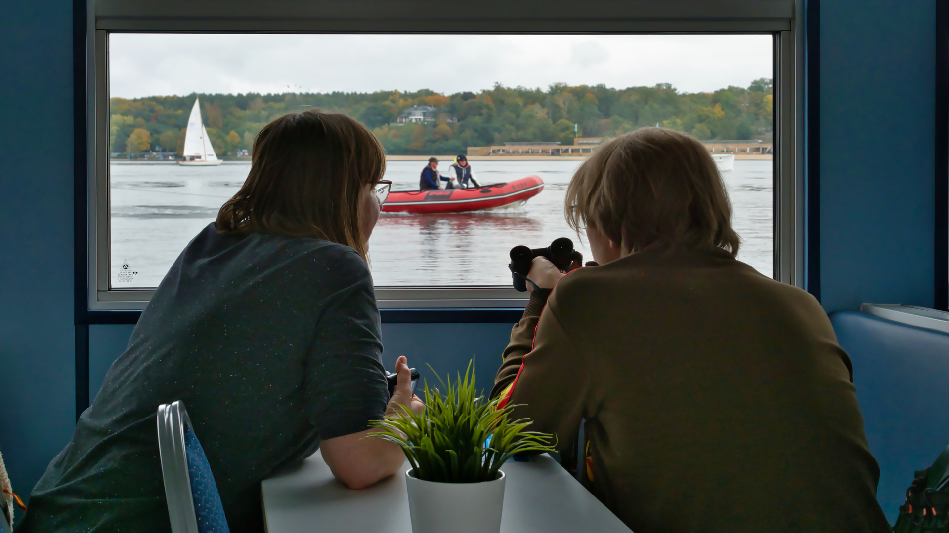 Das rote Gummiboot auf dem Wannsee