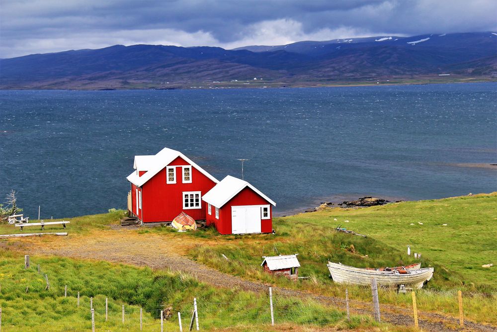 Das rote Haus am Fjord