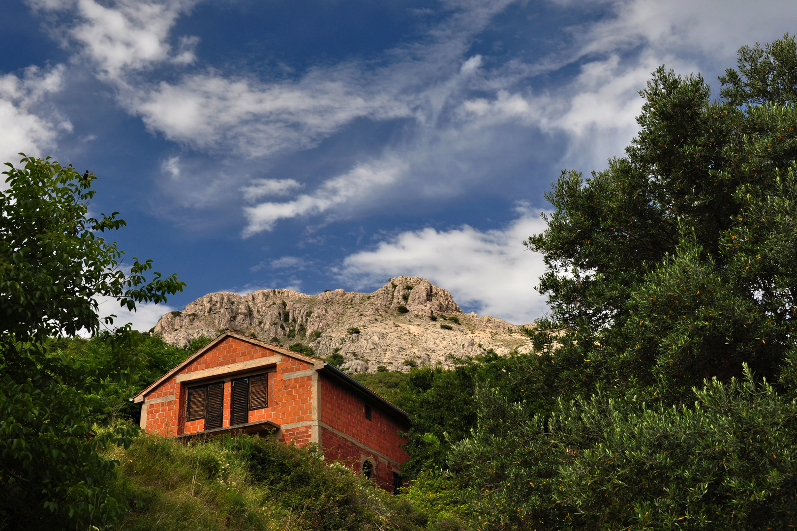 Das rote Haus in den Bergen