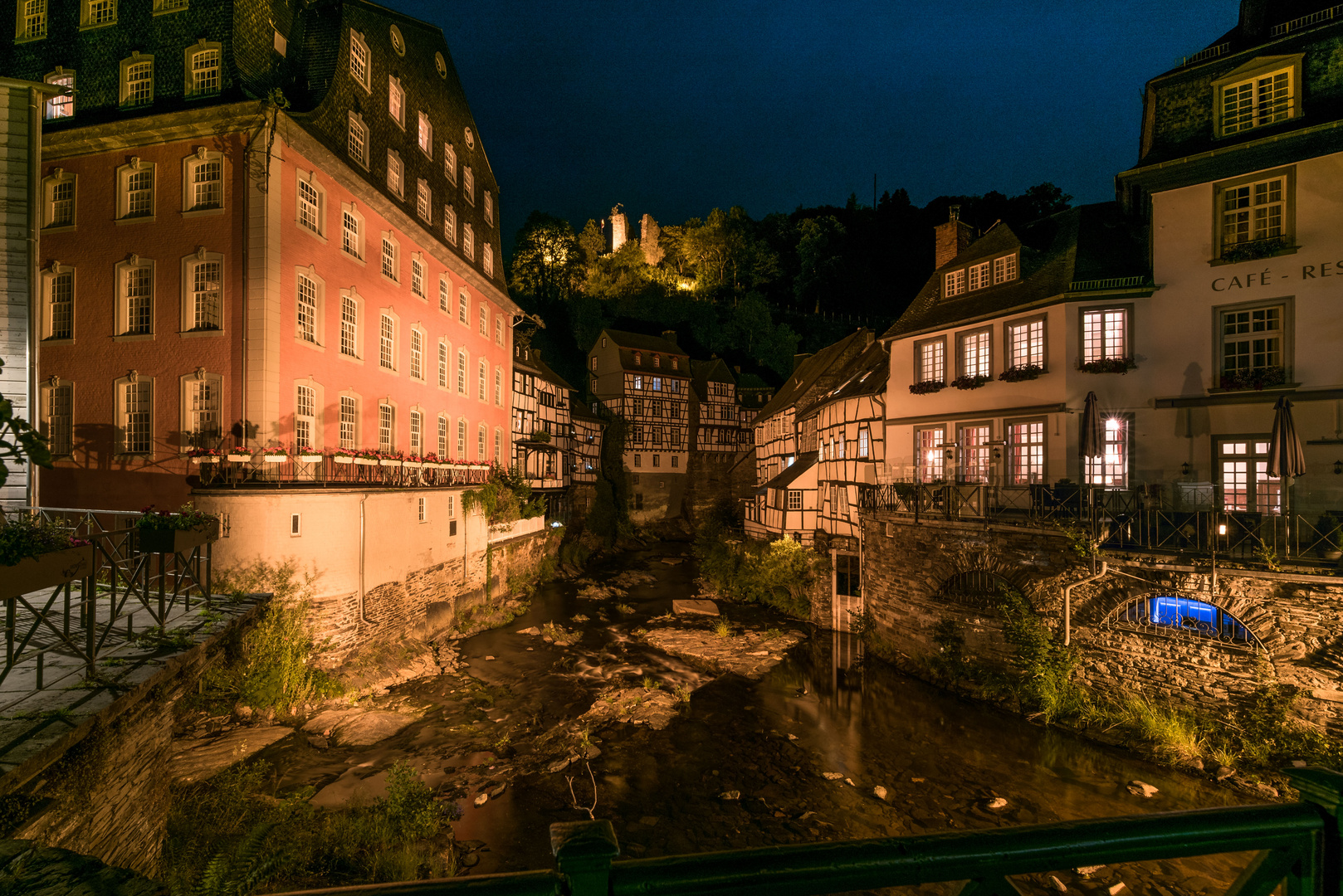 Das Rote Haus in Monschau bei Nacht