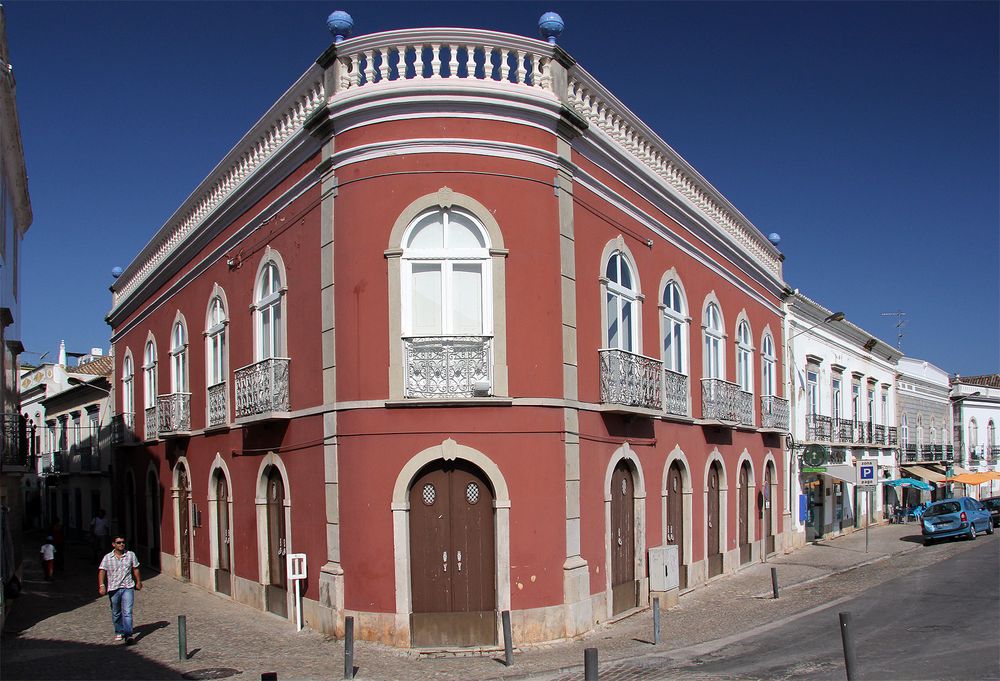 "Das Rote Haus mit den blauen Kugeln"