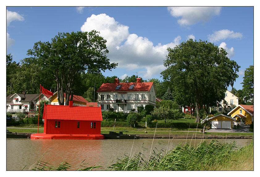 Das rote Hausboot am Göta-Kanal ...