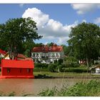 Das rote Hausboot am Göta-Kanal ...