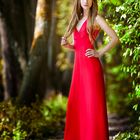 das rote Kleid im Wald