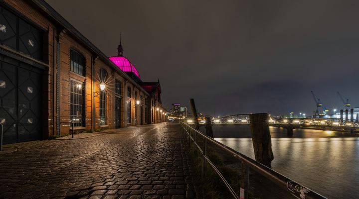 Das rote Licht auf der Fischmarkthalle