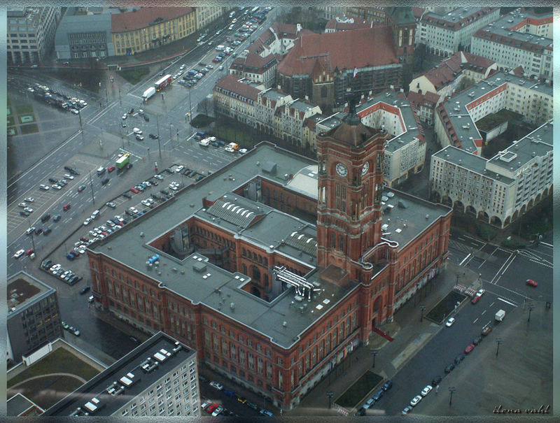 Das Rote Rathaus aus Vogelsicht