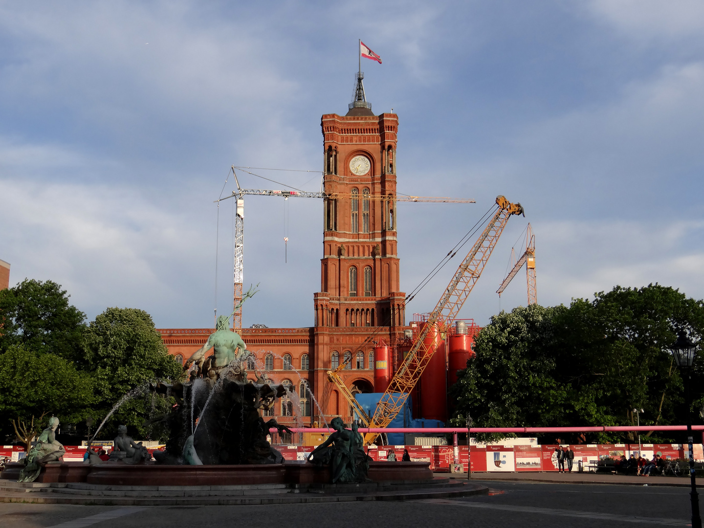 Das Rote Rathaus bei Tag