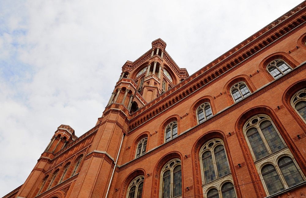 Das Rote Rathaus ist eines der bekanntesten Wahrzeichen von Berlin...