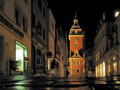 Das "Rote Rathaus" von Gotha aus der Froschperspektive