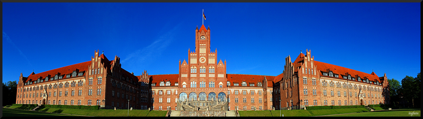 Das rote Schloss am Meer