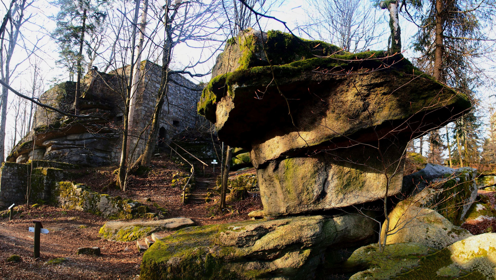 Das Rote Schloss und der "Teufelstisch"