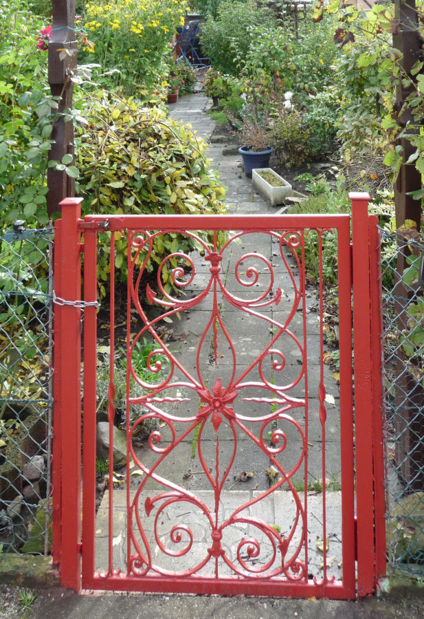 Das rote Tor zum Gartenparadies