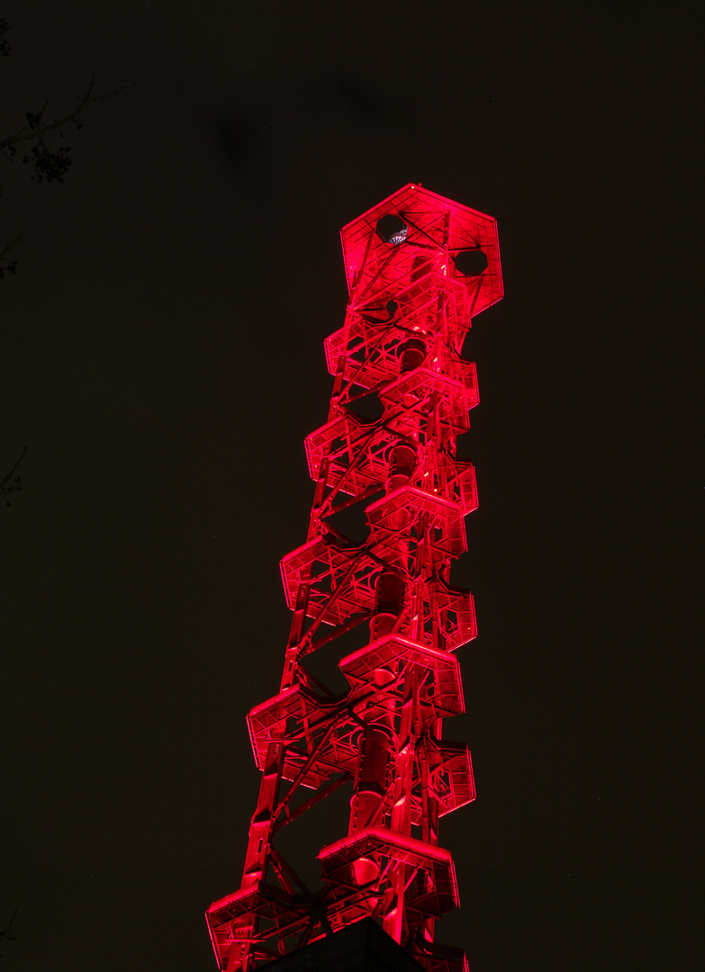 Das rote Turmskelett