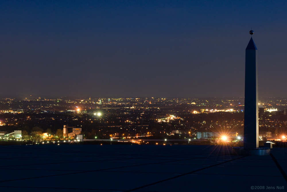 Das Ruhrgebiet bei Nacht II (Halde Hoheward)