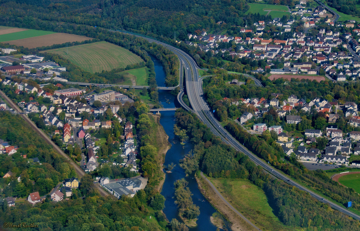 Das Ruhrtal bei Neheim mit der Autobahn A 46/ A 445