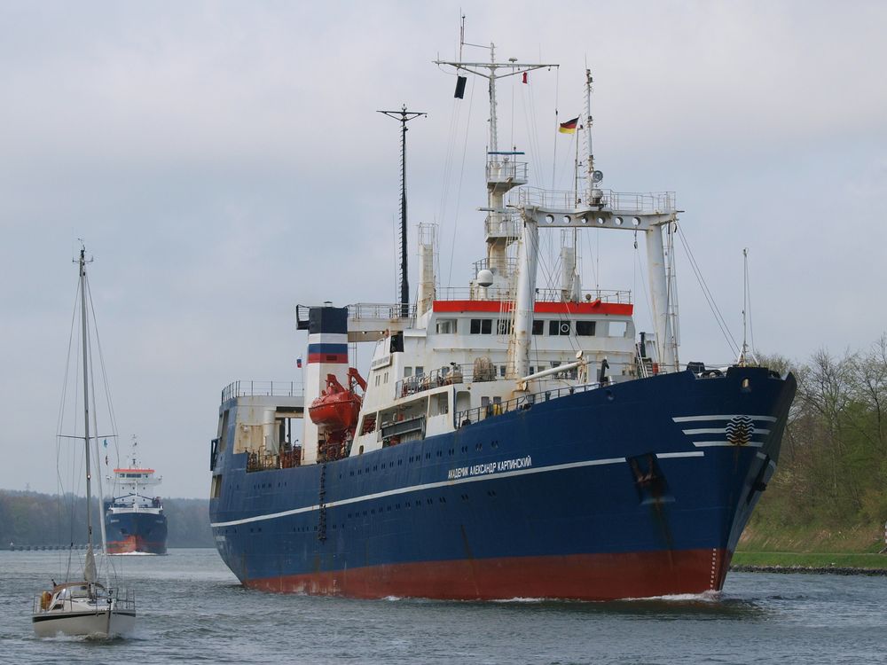 Das russische Forschungsschiff AKADEMIK KARPINSKIY auf dem Nord-Ostsee-Kanal.