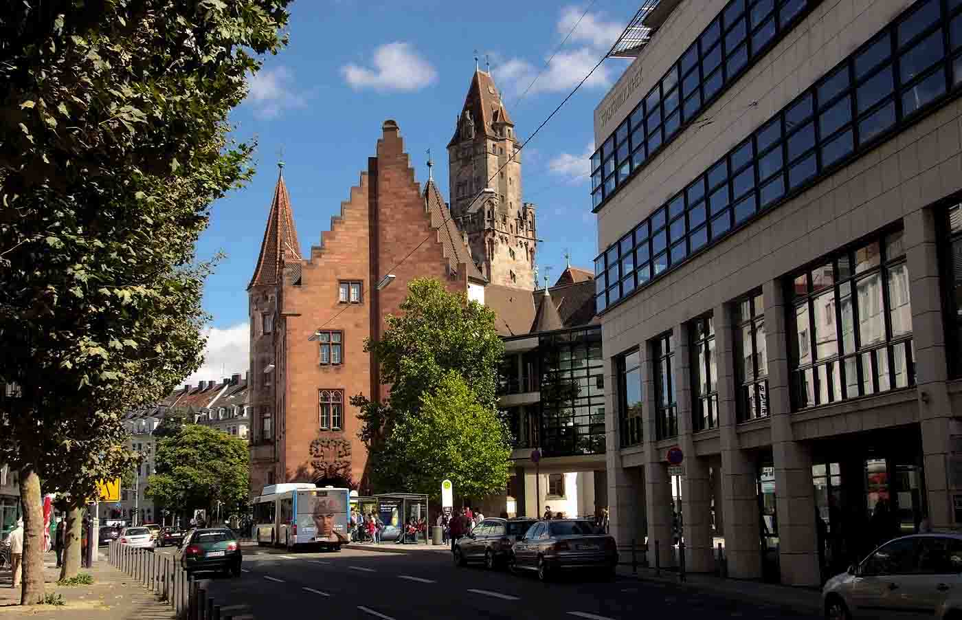 Das Saarbrücker Rathaus ...