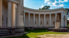 das säulenhalbrund...