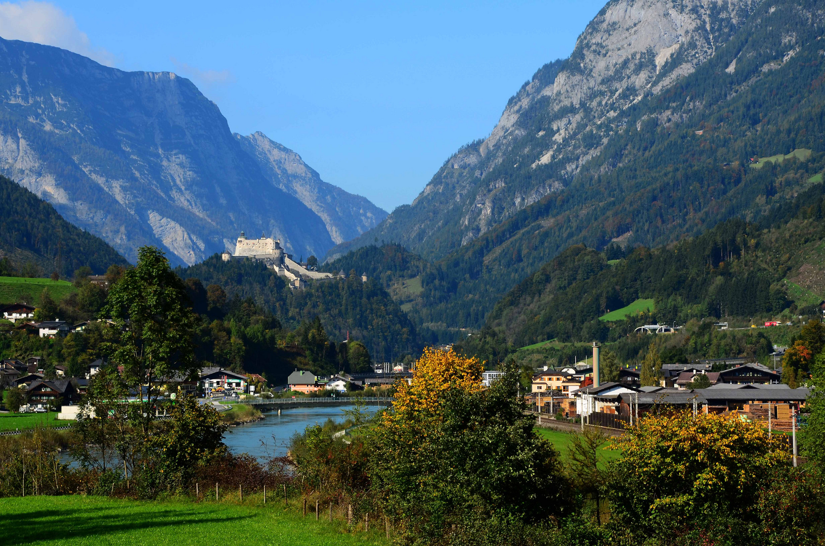 Das Salzachtal bei Werfen mit der gleichnamigen Burg Hohenwerfen