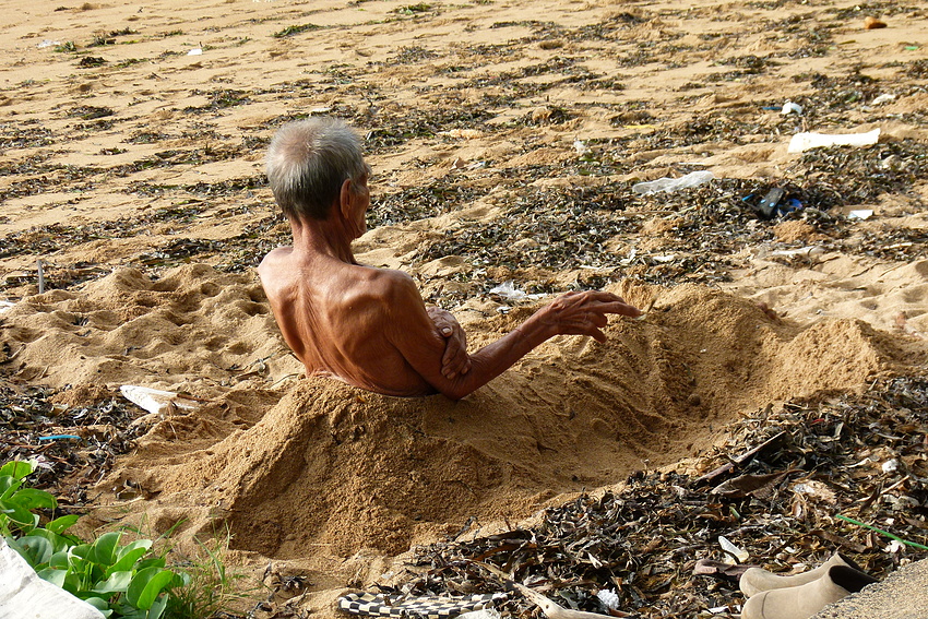 ...das Sandbad am Strand von Sanur...