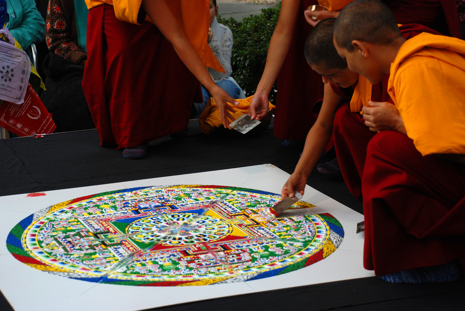 Das Sandmandala wird aufgelöst