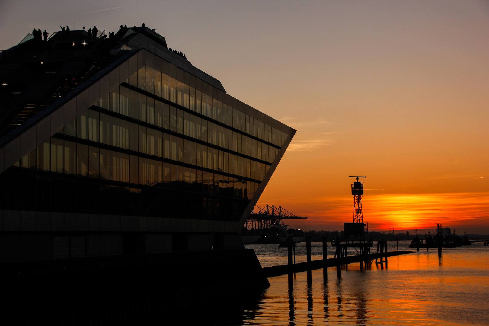 Das schiefe Gebäude am Hafen