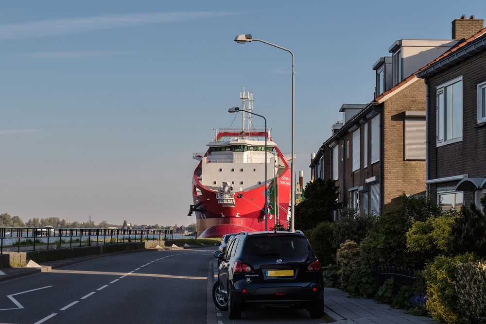 Das Schiff an der Straße