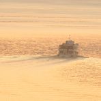 das Schiff auf dem See von der untergehenden Sonne durchflutet