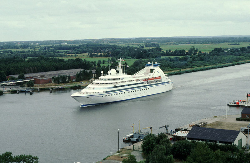 Das Schiff aus dem Film Speed2 bei Hochdonn im Nord-Ostsee-Kanal