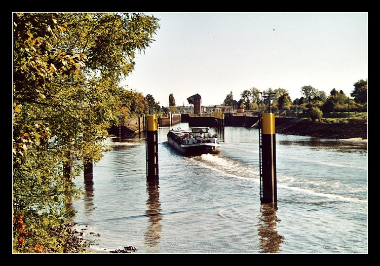 Das Schiff das in die Schleuse fährt