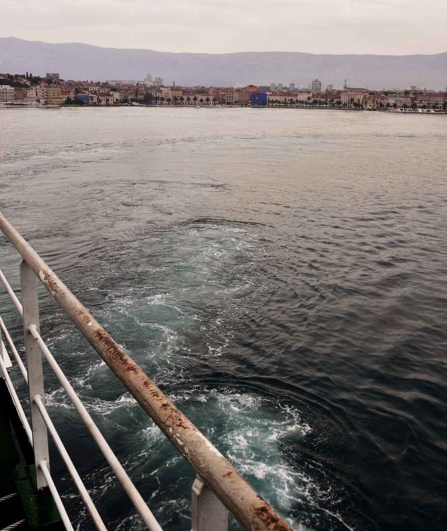 Das Schiff legt ab, im Hintergrund die Uferpromenade der Stadt Split
