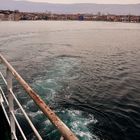 Das Schiff legt ab, im Hintergrund die Uferpromenade der Stadt Split