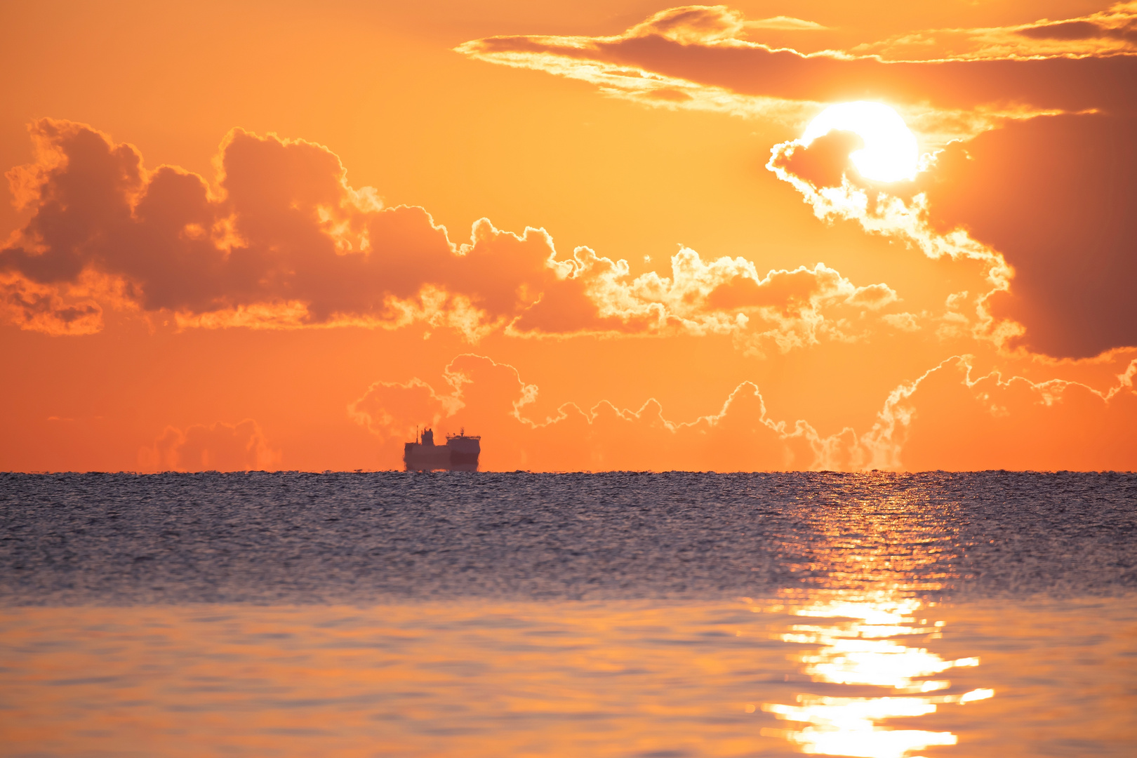 Das Schiff und die Morgensonne