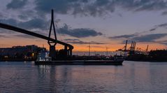 Das Schiff unter der Köhlbrandbrücke