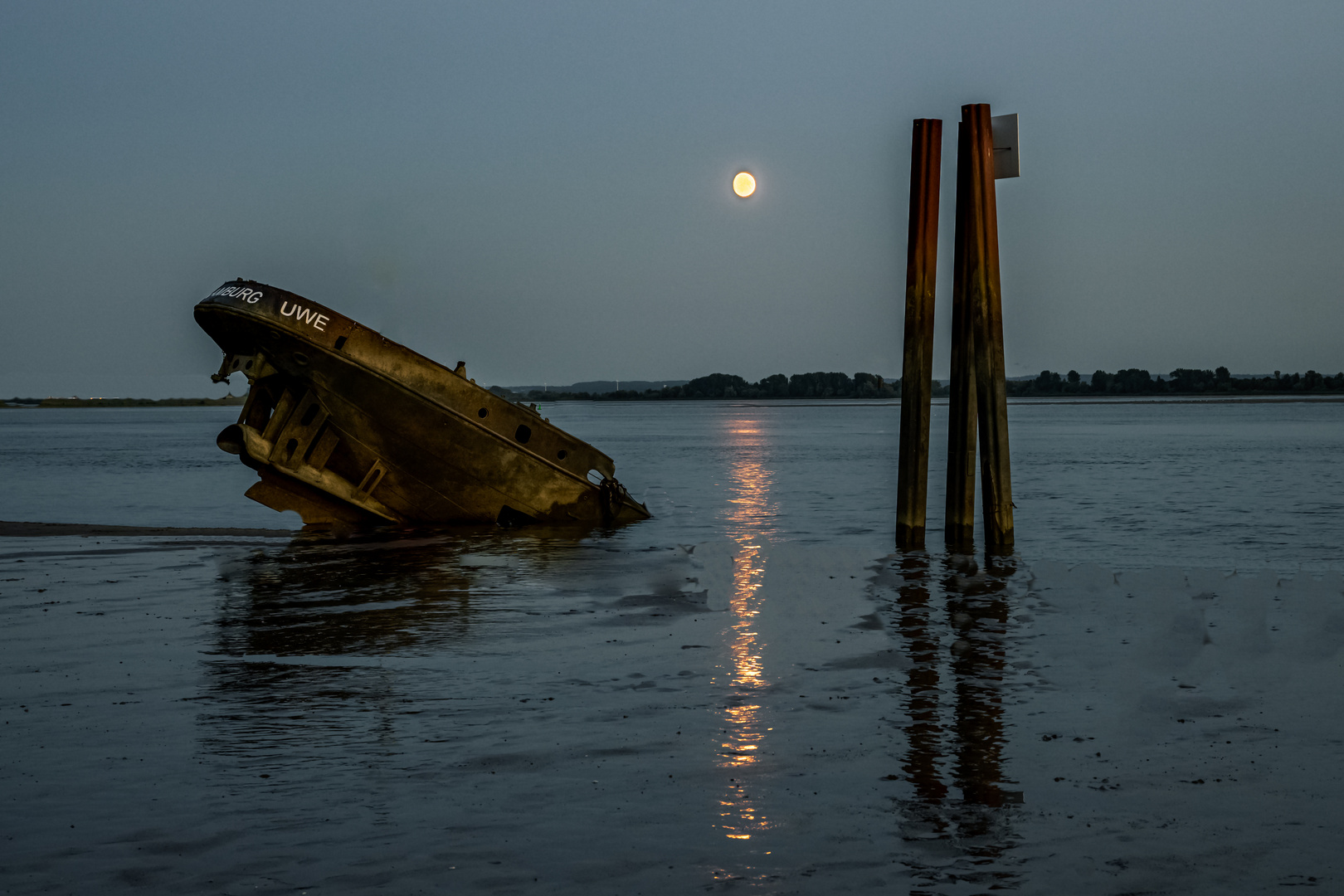 Das Schiffswrack Uwe bei Mondschein