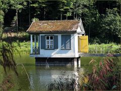 Das Schleusenhaus am Weniger Weiher