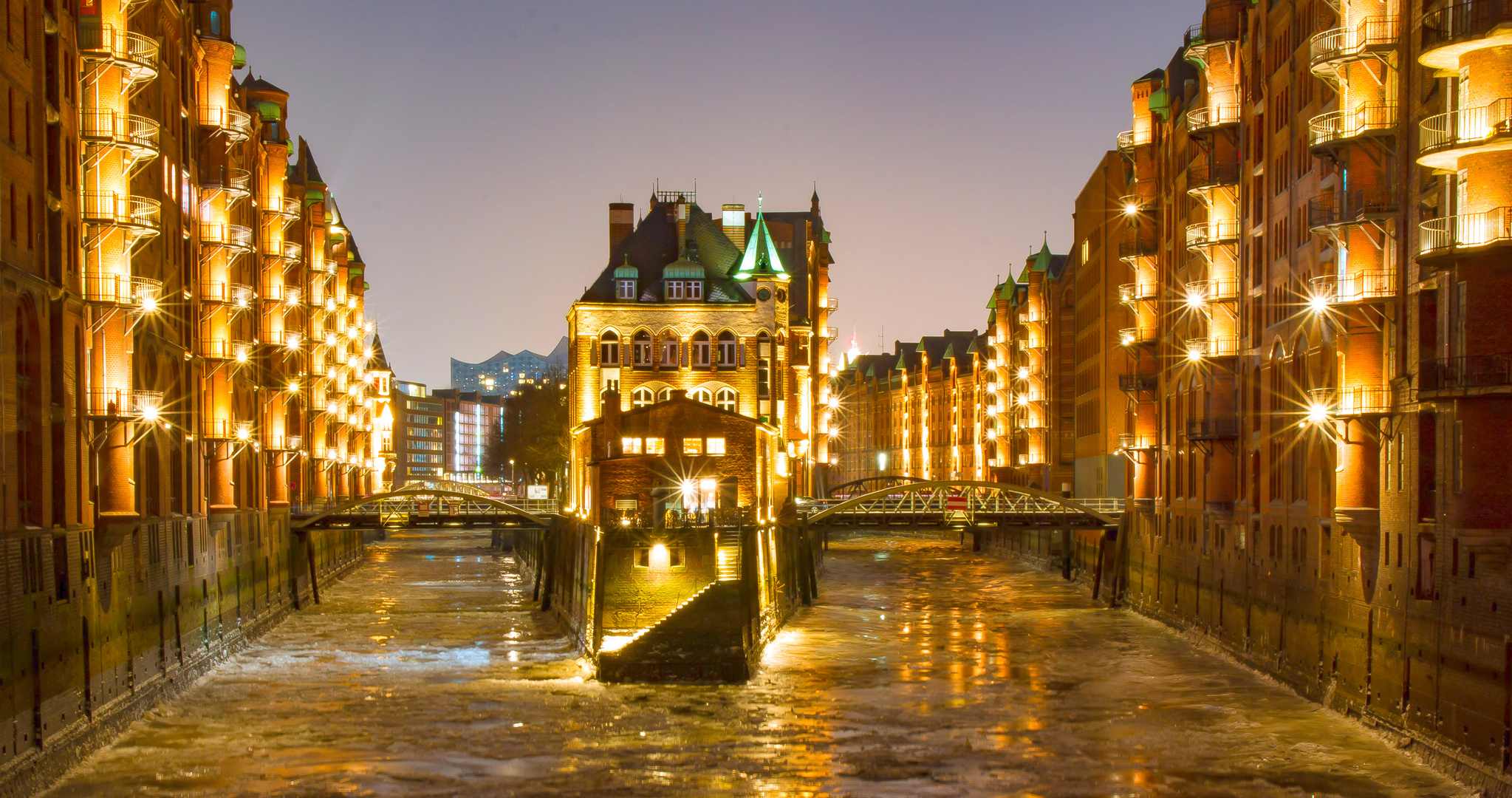 Das Schlösschen in der Speicherstadt mit viel Eis