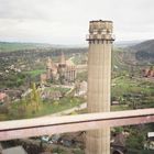 Das Schloss der Familie Corvin aus der Gicht des Hochofens 4 gesehen (26-10-2002)