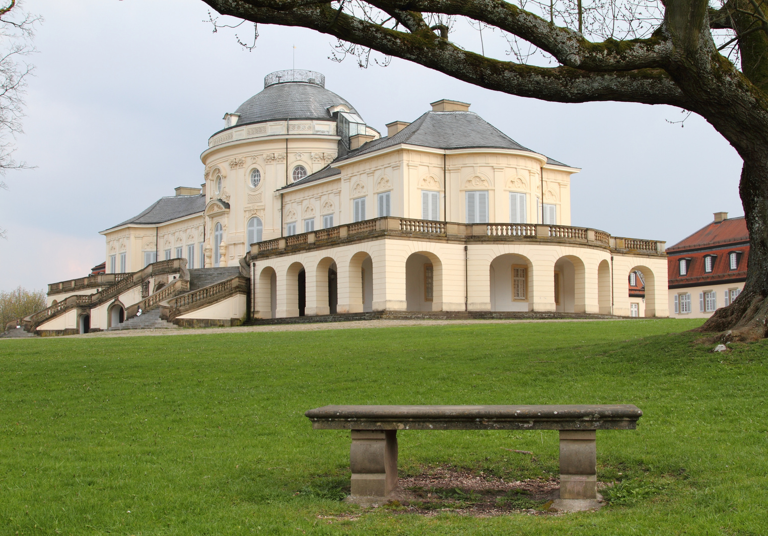 das Schloss läd' zum Verweilen