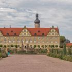 Das Schloss mit Begleitung