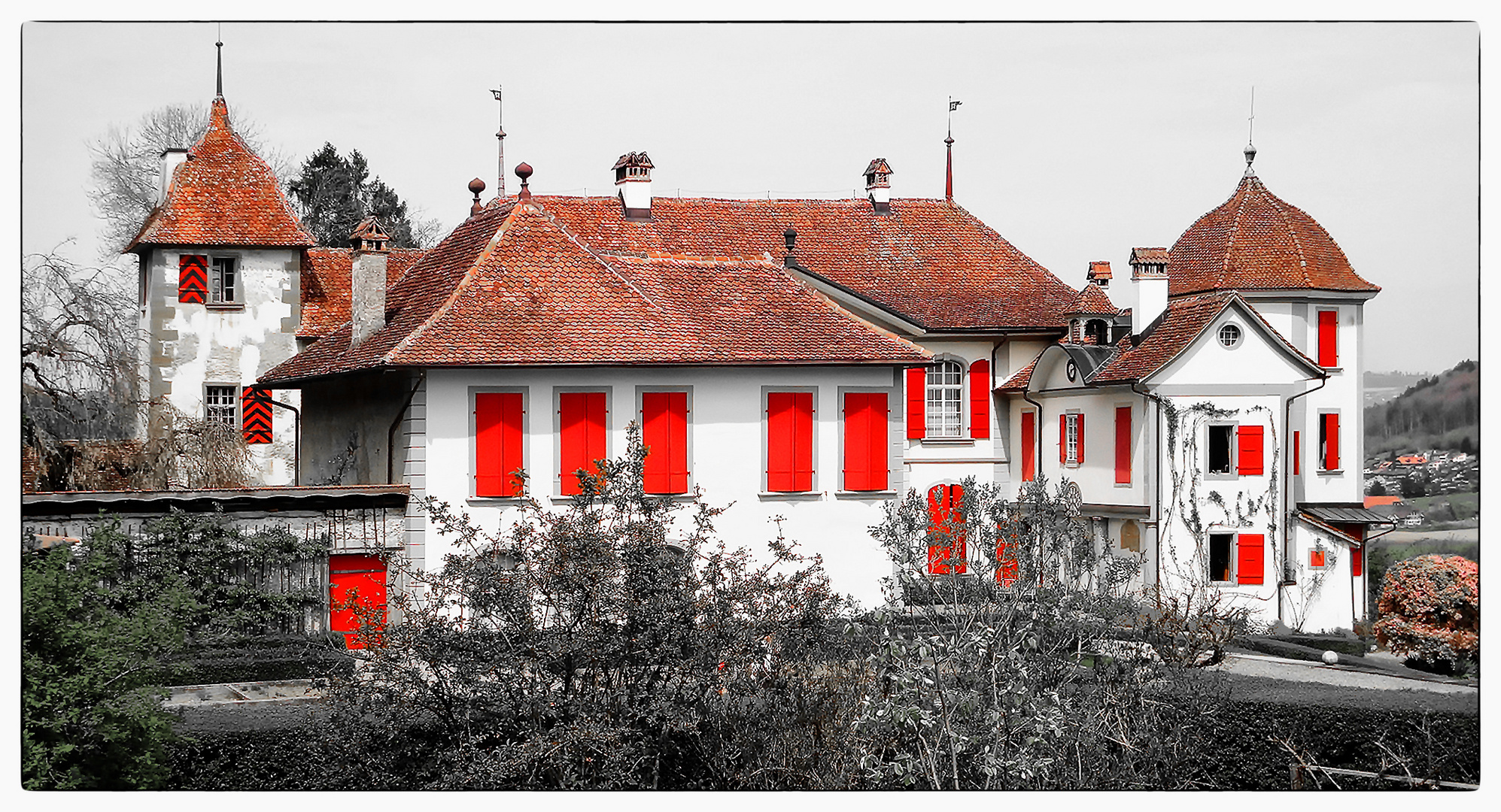 Das Schloss mit den roten Fensterläden