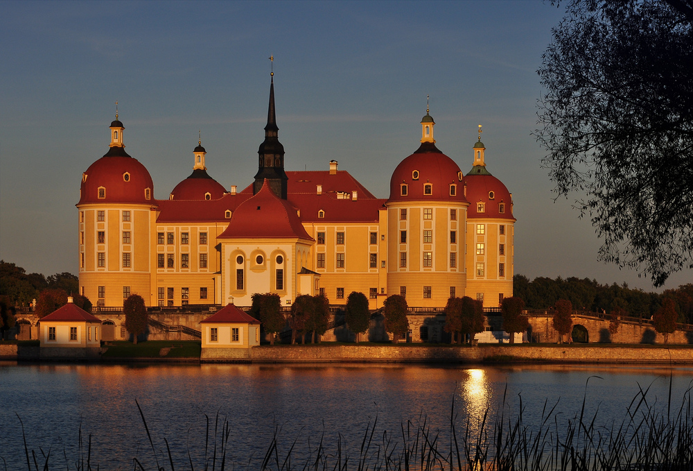 Das Schloss Moritzburg im letzten Sonnenlicht.........