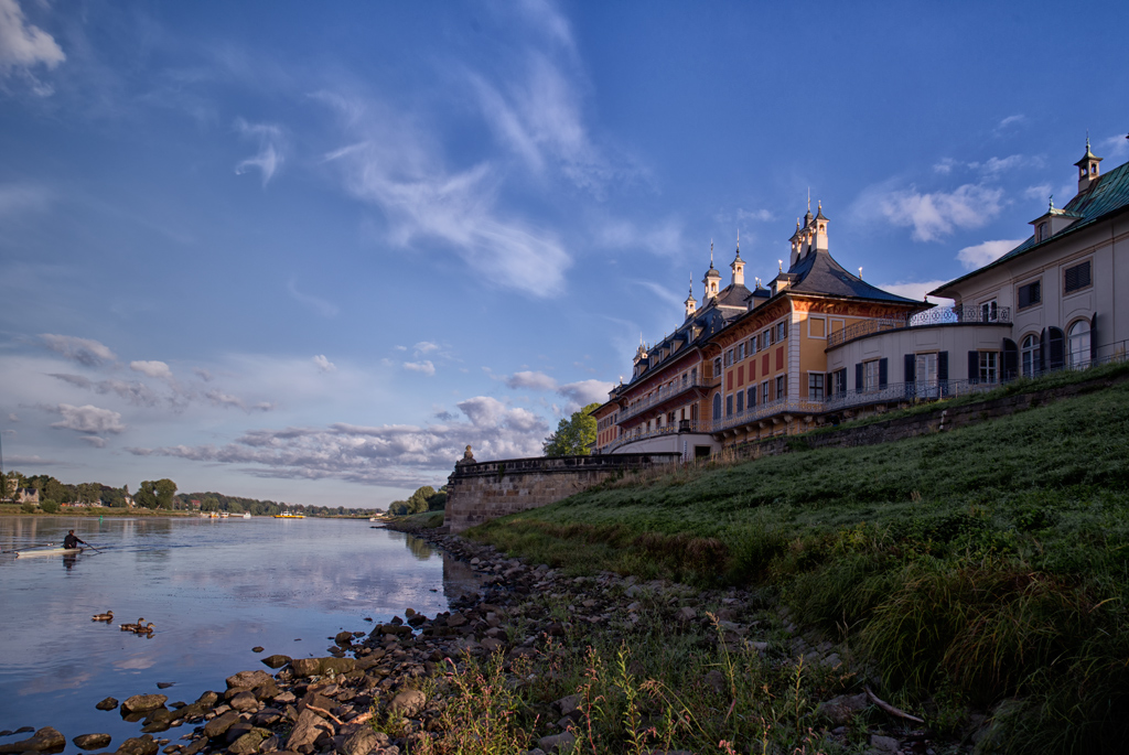 Das Schloss Pillnitz an der Elbe